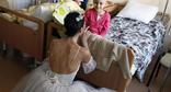 Балерина Большого театра разговаривает с пациентом Детского онкологического центра. Фото:  REUTERS / Денис Синяков