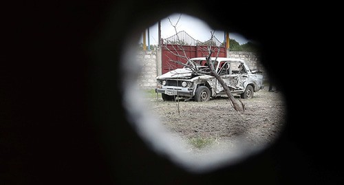 Разбитый от снарядов автомобиль в зоне конфликта 
в Нагорном Карабахе. Фото: Vahram Baghdasaryan/Photolure via REUTERS 