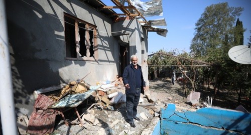 Житель Тертера у разрушенного в результате обстрела дома. Фото Азиза Каримова для "Кавказского узла"