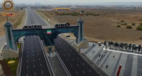 Надпись "Ахмат - сила" на новой въездной арке в Грозном. Кадр видео на официальном канале Рамзана Кадырова в YouTube www.youtube.com/watch?v=splg0CTvHUo