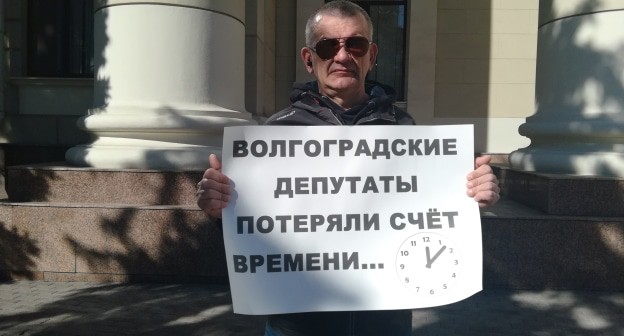 Пикетчик протестует против возвращения Волгоградской области в московский часовой пояс. Фото Татьяны Филимоновой для "Кавказского узла".