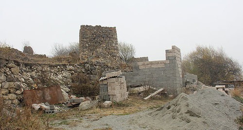 Возведение постройки рядом с древней башней в селе Дагом. Фото Тамары Агкацевой для "Кавказского узла".