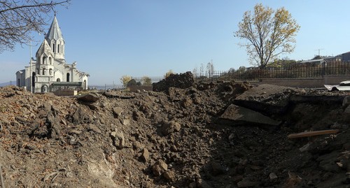 Воронка после обстрела города Шуши (Шуша), в ходе военного конфликта в Нагорном Карабахе, 29 октября 2020 года. Фото: Ваграм Багдасарян/Photolure via REUTERS 