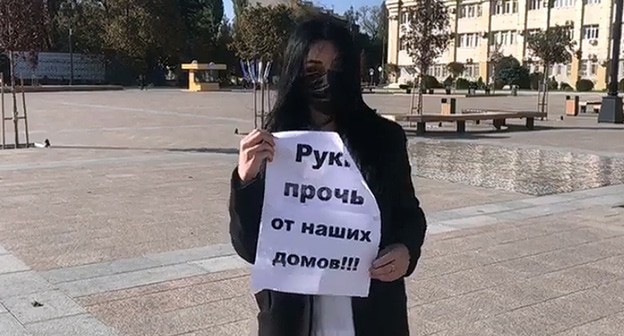 Жительница Семендера вышла на центральную площадь Махачкалы, протестуя против сноса их домов. кадр видео gazetachernovik https://www.youtube.com/watch?v=OgDJfaAPfEY&feature=emb_logo