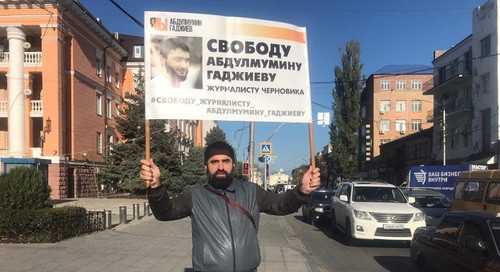 Активист Зияутдин Увайсов во время одиночного пикета в Махачкале. Фото Ильяса Капиева для "Кавказского узла".