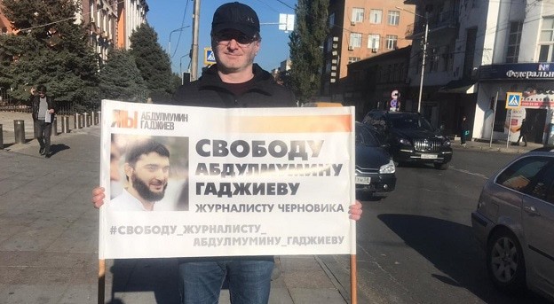 Магомед Магомедов с плакатом в поддержку Гаджиева. Фото Ильяса Капиева для "Кавказского узла".