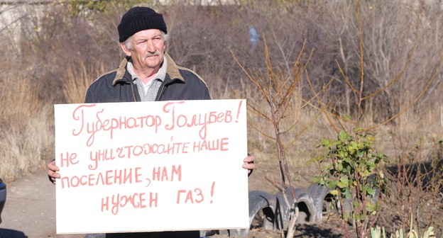 Акцию в поселке Розет Красносулинского района провел местный житель Геннадий Чернов. 10 ноября 2020 года. Фото Вячеслава Прудникова для "Кавказского узла"