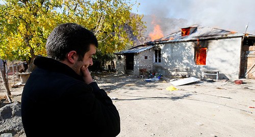 Житель Нагорного Карабаха возле горящего дома. Ноябрь 2020 г. Фото: REUTERS/Stringer