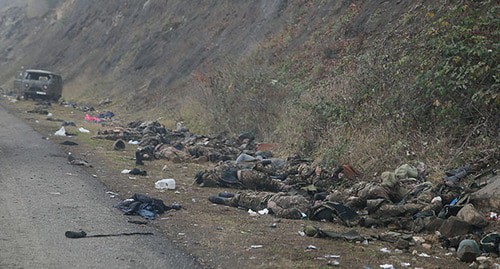 Погибшие солдаты на обочине дороги. Нагорный, Карабах, 13 ноября 2020 г. Фото: REUTERS/Stringer