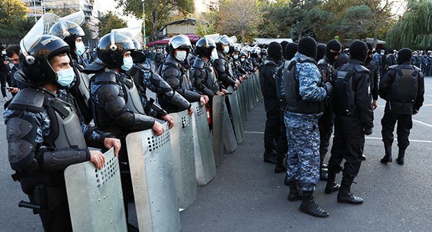 Полиция во время акции протеста. Ереван, 12 ноября 2020 г. Фото: Stepan Poghosyan/Photolure via REUTERS