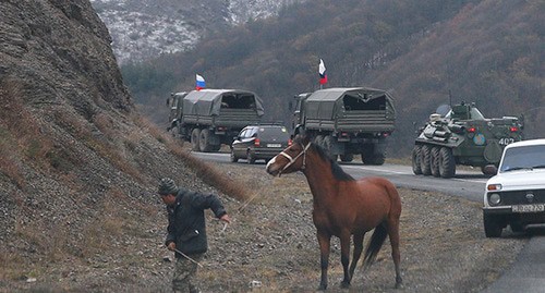 Житель Лачина на дороге, по которой едут военные машины. Нагорный Карабах, 13 ноября 2020 г. Фото: REUTERS/Stringer
