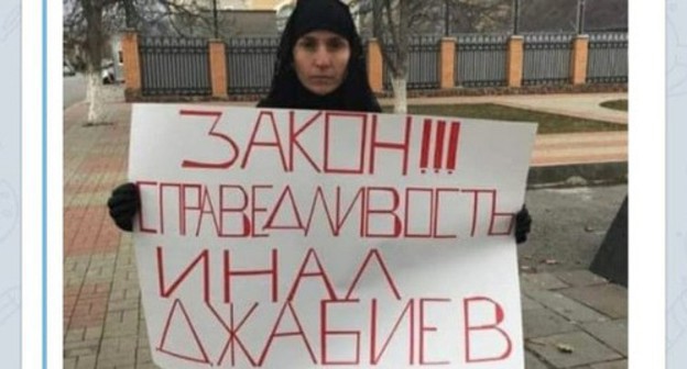 Родственница Инала Джабиева в одиночном пикете. Скриншот https://t.me/osnovanews/3665