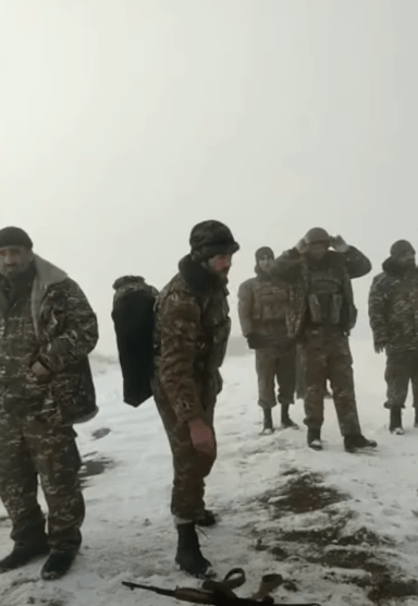 Солдаты сдаются в плен азербайджанским военным в Гадрутском районе. Стоп-кадр видео https://youtu.be/U7I_Kasl30Y