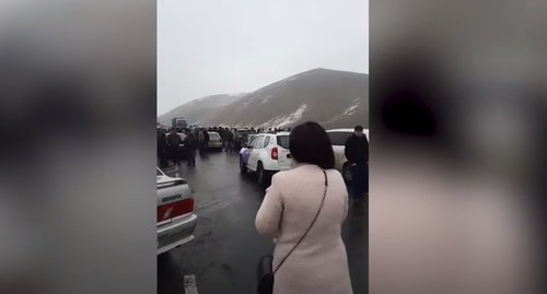 Акция протеста в Ширакской области Армении 16 декабря 2020 года. Стоп-кадр видео NEWS AM
  https://youtu.be/L_Xo8vsj3xQ