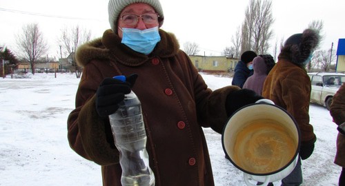 Жительница Красного Пахаря демонстрирует последствия  использования мертвой воды Фото Вячеслава Ященко для "Кавказского узла"