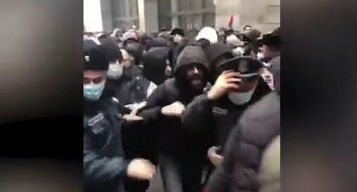 Стычка участников акции протеста с полицией. Ереван, 22 декабря 2020 г. Стоп-кадр видео https://www.youtube.com/watch?v=ulSuh357SXs&feature=emb_logo