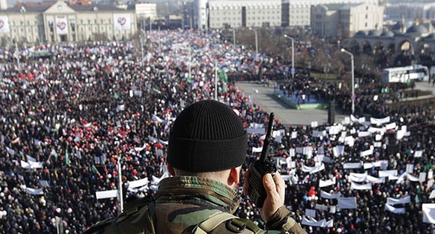 Сотрудник силовых структур во время акции. Грозный. Фото: REUTERS/Eduard Korniyenko