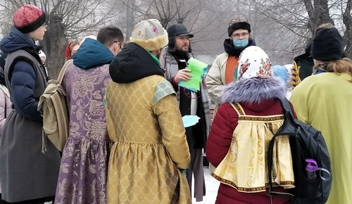 Актеры театра духовно-нравственного сюжета "Миргород" готовятся петь колядки. 7 января 2021 года. Фото Татьяны Филимоновой для "Кавказского узла".