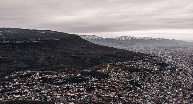 Вид на Тарки-Тау и Махачкалу. Фото: Suleymannabiev https://ru.wikipedia.org/