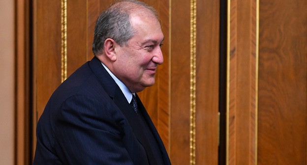 Армен Саркисян. Фото  Iaea Imagebank- https://commons.wikimedia.org/wiki/Category:Armen_Sarkissian#/media/File:Yukiya_Amano_meets_H.E._Armen_Sarkissian_(01890361)_(32795710727).jpg