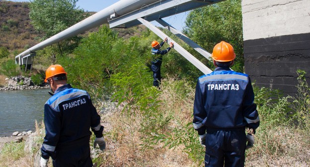 Сотрудники Газпрома на на магистральном газопроводе в Армении. Фото пресс-служба Газпрома https://armenia.gazprom.ru/press/news/2019/10/1350/