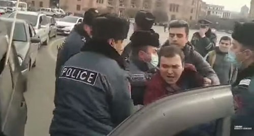 Полицейские задерживают Давида Багдасаряна. Кадр видео АМИ "Новости-Армения" https://www.youtube.com/watch?v=o6-BnS_dysk&feature=emb_title