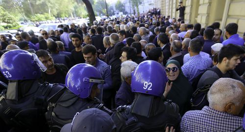Полицейский кордон преграждает путь участникам протеста в Баку. Фото Азиза Каримова для "Кавказского узла"