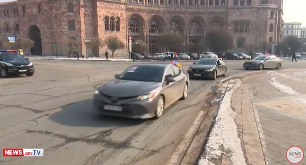 Автопробег сторонников оппозиции. Ереван, 24 января 2021 года. Кадр видео News.am https://www.youtube.com/watch?v=jCa3i0d4bNs&feature=emb_title