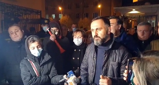 Участники акции протеста в Батуми. Стопкадр видео https://www.facebook.com/watch/live/?v=430341068170529&ref=watch_permalink