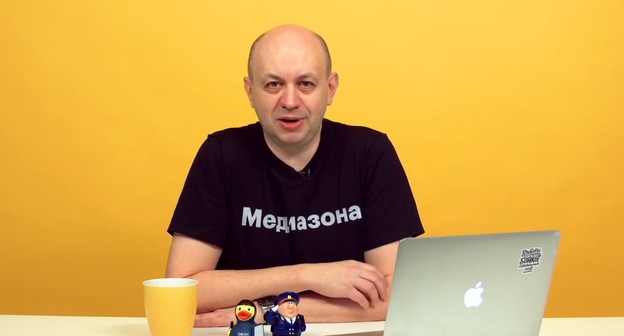 Главный редактор "Медиазоны" Сергей Смирнов. Стоп-кадр видео https://youtu.be/IjBjy94RqW0