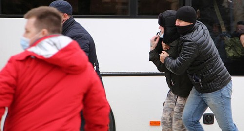 Люди в штатском задерживают активиста на улицах Краснодара. 31 января 2021 г. Фото Анны Грицевич для "Кавказского узла"