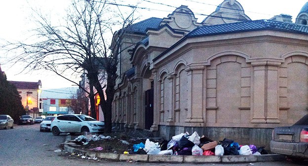 Место для складирования мусора в частном секторе в центре Махачкалы по улице Некрасова. 25 января 2021 г. Фото Расула Магомедова для "Кавказского узла"