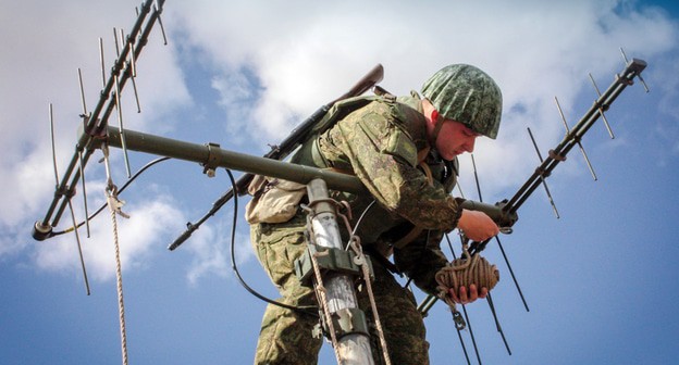 Военный на учениях войск радиоэлектронной борьбы. Фото пресс-службы МО России https://мультимедиа.минобороны.рф/multimedia/photo/gallery.htm?id=37345@cmsPhotoGallery 