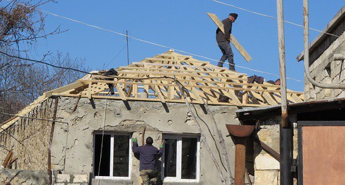 Ремонт жилого дома, поврежденного в ходе войны в Нагорном Карабахе. Мартунинский район, 2 февраля 2021 года. Фото Алвард Григорян для "Кавказского узла". 