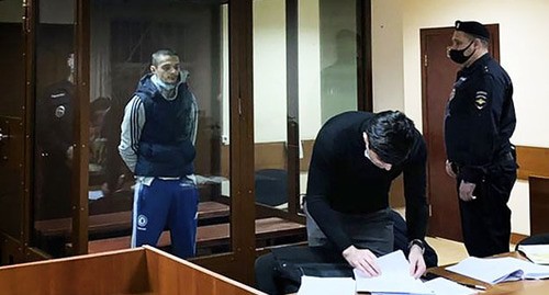 Сайд-Мухаммад Джумаев (слева) в зале суда. Фото: прес-служба Пресненского суда