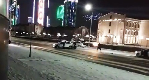 Нападение на полицейских. Грозный, 17 декабря 2016 г. Кадр из видео пользователя DAMATOHTV https://www.youtube.com/watch?v=V2cD0fAtwes
