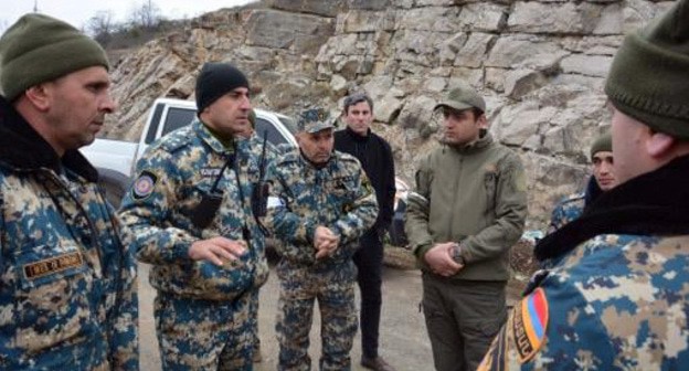 Передача останков погибшего армянской стороне. Фото: Государственная служба по чрезвычайным ситуациям  Нагорного Карабаха. http://www.rs-nkr.am/content.php?contid=2708&fbclid=IwAR1J7DThgb59iaes7XhuGU0bF0i01IeCZpSZ2peS0cqPn765Hj7YNM9aTYc