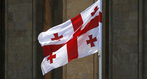 Флаг Грузии возле здания парламента. Фото: REUTERS/David Mdzinarishvili 