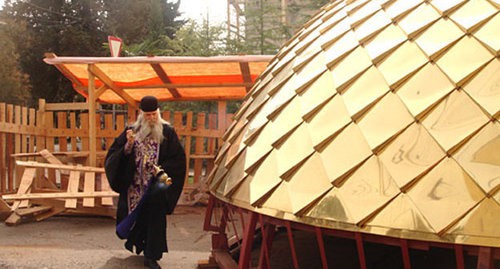 Глава Абхазской православной церкви иерей Виссарион (Аплиаа) освещает купол перед его установкой. Сухумский кафедральный собор Благовещения Пресвятой Богородицы. Фото "Кавказского узла"