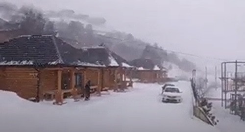 Снегопад над туристическим комплексом "Казеной-Ам". Кадр видео БЛОГ ГОРЦА https://www.youtube.com/watch?v=IuQmTwRGlLw&feature=emb_logo
