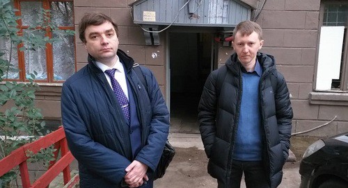 Адвокат Александр Попков и Семен Симонов возле суда. Фото предоставлено "Кавказскому узлу" Семеном Симоновым. 