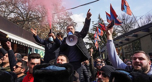 Жители Еревана во время акции с требованием отставки Пашиняна. 25 февраля 2021 г. Фото: REUTERS/Artem Mikryukov