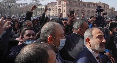 Никол Пашинян (справа) вышел в центр Еревана со своими сторонниками. 25 февраля 2021 г. Фото: REUTERS/Artem Mikryukov