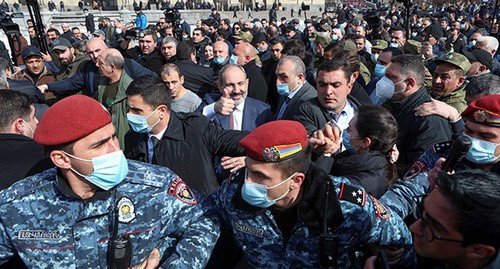Никол Пашинян (в центре) вышел своим сторонникам. Ереван, 25 февраля 2021 г. Фото: Hayk Baghdasaryan/Photolure via REUTERS
