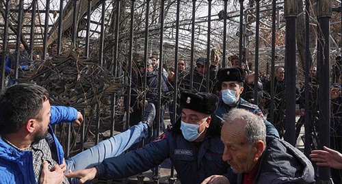 Сотрудники полиции и участники акции протеста. Ереван, 25 февраля 2021 года. Фото: REUTERS/Artem Mikryukov