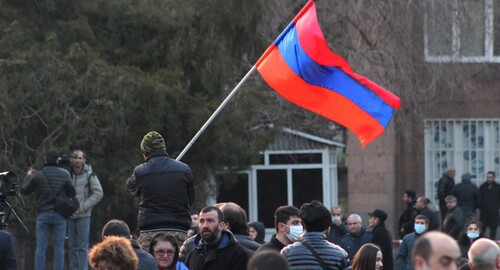 Сторонник оппозиции с армянским триколором. Ереван, 25 февраля 2021 г. Фото Тиграна Петросяна для "Кавказского узла"