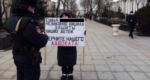 Зайнаб Рабаданова на акции протеста. 26 февраля 2021 год. Фото Расула Магомедова для "Кавказского узла"