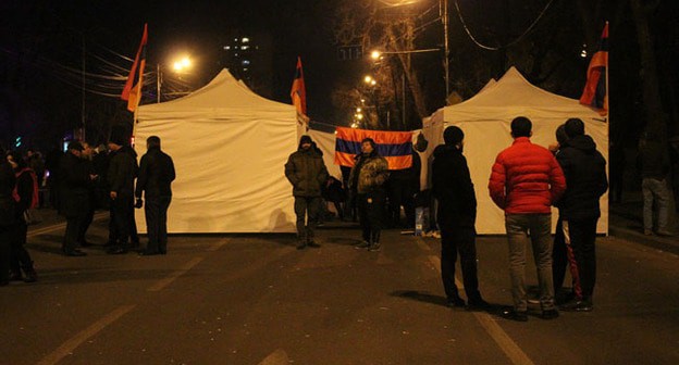 На месте проведения акции протеста в Ереване. Фото Тиграна Петросяна  для "Кавказского узла"