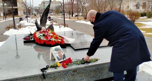 Возложение цветов в годовщину убийства Бориса Немцова. Астрахань, 27 февраля 2021 года. Фото Алены Садовской для "Кавказского узла"