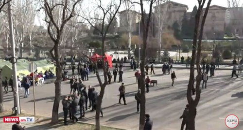 Участники акции протеста в Ереване. 28 февраля 2021 года. Кадр видео News.am https://www.youtube.com/watch?v=uIdbyx5EcQQ&feature=emb_title